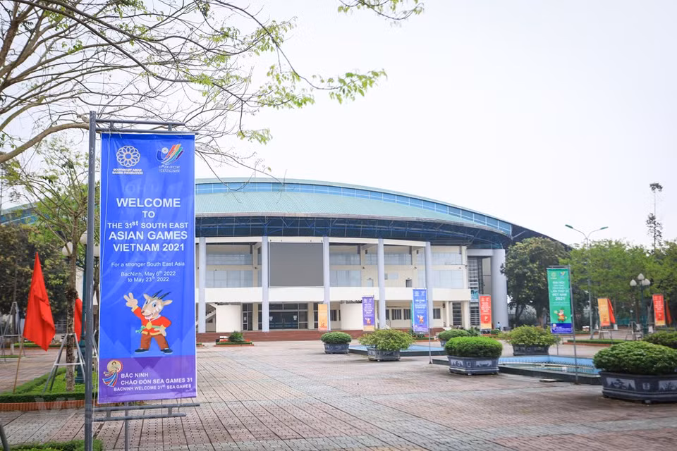 Boxing and Kickboxing events of the upcoming 31st Southeast Asian (SEA) Games will be held at Bac Ninh’s multi-purpose gymnasium from May 6-22. Kickboxing competitions at the 31st Southeast Asian Games (SEA Games 31) began in the northern province of Bac Ninh on May 8. Nearly 90 kickboxers from eight countries will compete in Low Kick and Full Contact until May 13. Twelve matches are set to take place after the opening ceremony, notably four of the events feature Vietnamese kickboxers. Vietnam’s team is made up of five females and seven males. Four previous gold medalists from SEA Games 30 are medal hopefuls for the country. The northern province of Bac Ninh has so far completed the final touches on infrastructure facilities to ensure the success of the Boxing and Kickboxing events at the upcoming 31st Southeast Asian (SEA) Games. (Photo: Vietnam+) 