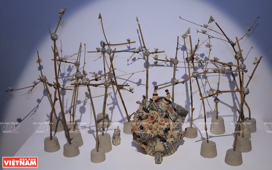 Works on display at “Loong Koong” exhibition (Photo: VNP/VNA)
