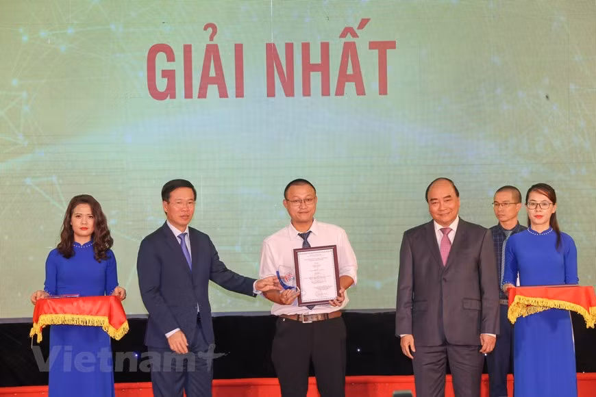 Prime Minister Nguyen Xuan Phuc presents the awards to first prize winners (Photo: VNA/Vietnam+)