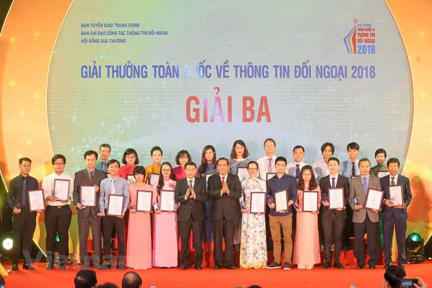 Third prize winners receive their awards. The spotlight of this year's event is the participation of overseas Vietnamese journalists (Photo: VNA/Vietnam+)