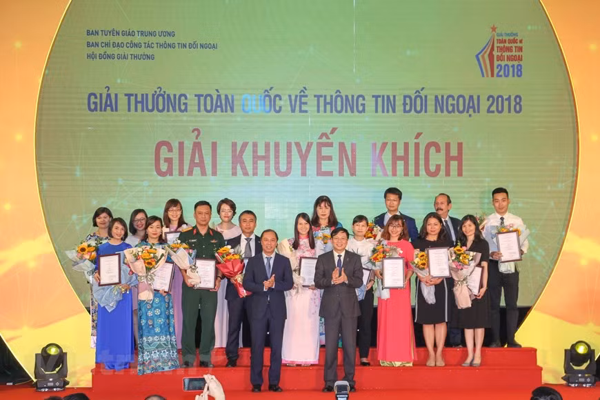 Consolation prize winners receive awards at the ceremony (Photo: VNA/Vietnam+)