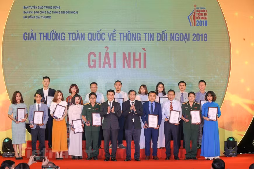 Second prize winners receive their awards at the ceremony (Photo: VNA/Vietnam+)