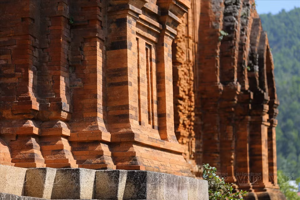 The technique of arranging fired bricks tightly together with a unique adhesive is found only in Cham architecture. (Photo: VNP/VNA)