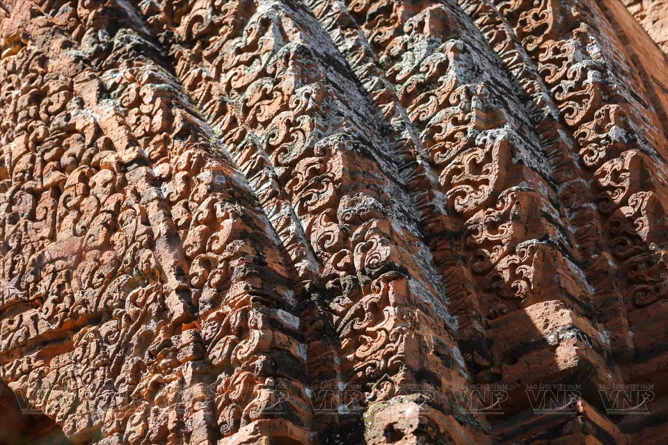 Exquisite patterns on the towers’ roofs. (Photo: VNP/VNA)