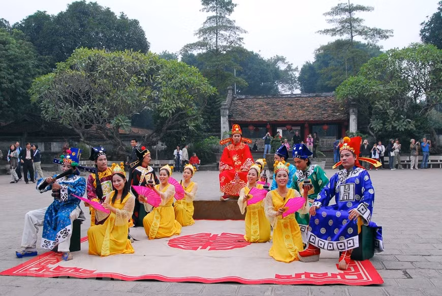 Cheo (traditional opera) originated in the 10th century from folk music and dance traditions, especially tro nhai – simple mimetic skits. These skits showed the lives of ordinary people as well as royalty. Over time, writers consolidated cheo short stories based on these skits into longer plays (Photo: VNA)