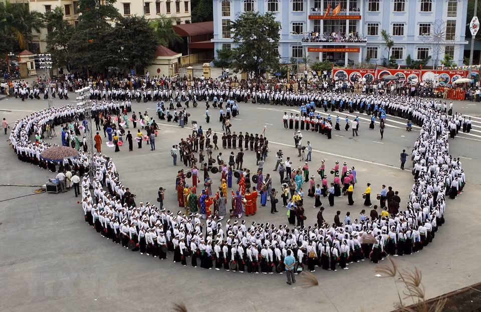 A gong performance by Muong ethnic group. Gong art form of Muong has been recognized as national heritage (Photo: VNA)