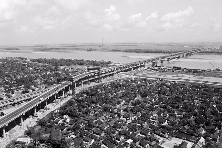 Hanoi-based Thang Long bridge is officially inaugurated on May 9, 1985, becoming the most modern bridge in Southeast Asia at that time. The work symbolises the Vietnam-Soviet Union friendship. (Photo: VNA)