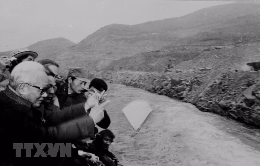 Prime Minister Pham Van Dong symbolically throws a stone, marking the start of the blocking of the Da River for building the Hoa Binh hydro-electric power plant, January 9, 1986. (Photo: VNA)