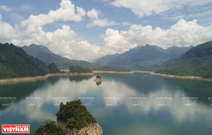 The poetic beauty of Lake Na Hang (Photo: VNP/VNA) 