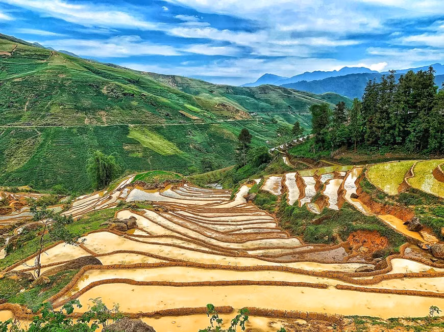 Y Ty mountainous commune is located about 70km from the centre of Lao Cai city in Lao Cai province. May is ‘pouring water season’ in Y Ty. As locals transplant rice seedlings, visitors are treated to the sight of glittering ponds. (Photo: Vietnam+)