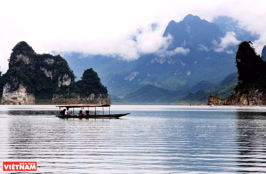 Coming to Na Hang, visitors will be surprised by mountains and poetic messages of nature. (Photo: VNP/VNA) 