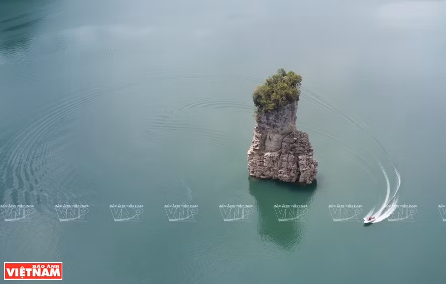 The 'Coc Vai Pha' mountain is located in the upstream of the lake in Lam Binh district, Tuyen Quang province. (Photo: VNP/VNA) 