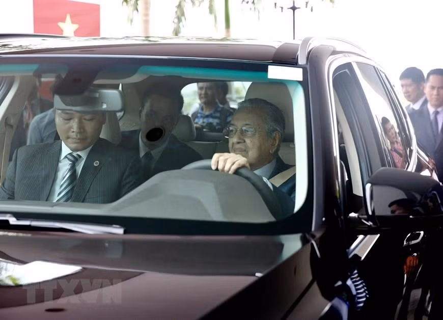 Malaysian Prime Minister Mahathir Mohamad test drives VinFast sports utility vehicle (Photo: VNA)