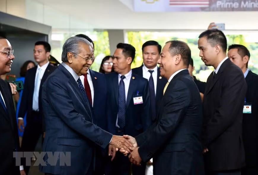 Malaysian Prime Minister Mahathir Mohamad meets Vingroup leaders (Photo: VNA)