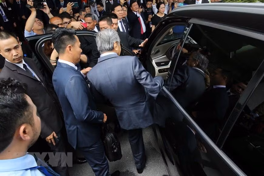 Malaysian Prime Minister Mahathir Mohamad test drives VinFast sports utility vehicle (Photo: VNA)