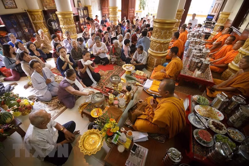 Sene Dolta festival is a major event of the Khmer ethnic group to remember their ancestors, with both traditional rituals and social activities (Photo: VNA)