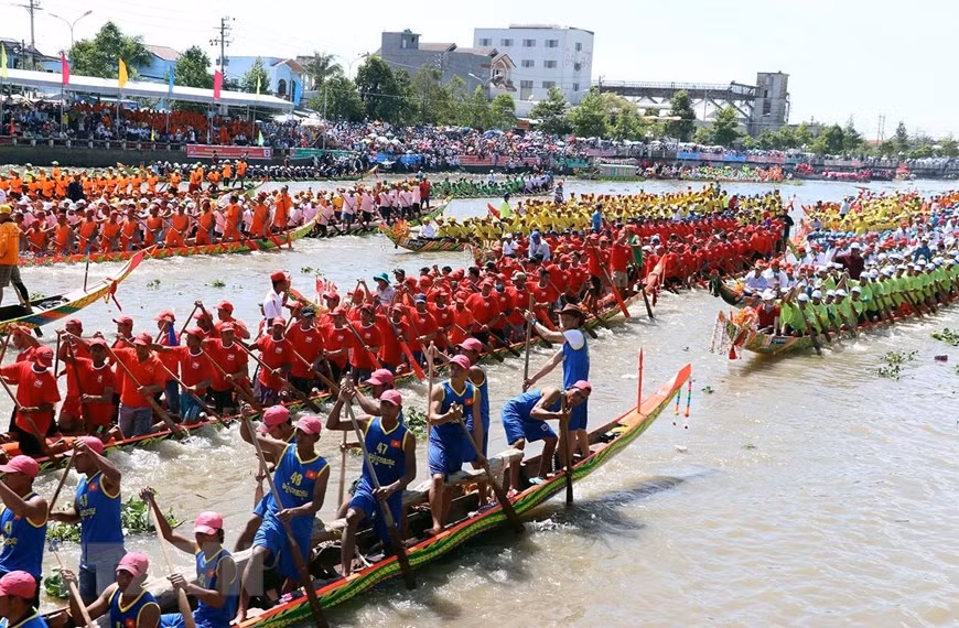 On this occasion, Khmer people provide offerings of farm products to thank the God’s blessing for favourable weather and their bountiful harvest. (Photo: VNA)