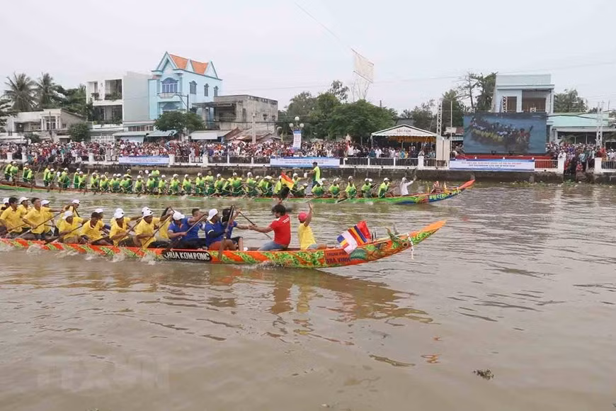 Ok Om Bok festival takes place under the full moon in the 10th lunar month annually, when it changes from the rainy season to the dry season, the growing season to the harvest season. (Photo: VNA)