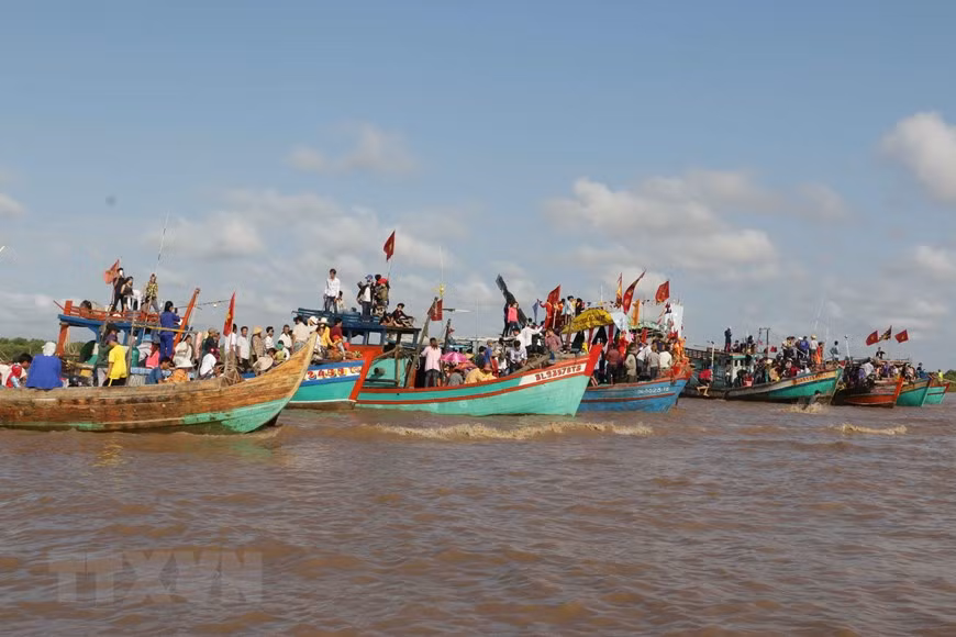 Nghinh Ong (Whale Worship) Festival shows fishermen’s respect for the whale and gratitude for a bumper catch. (Photo: VNA)
