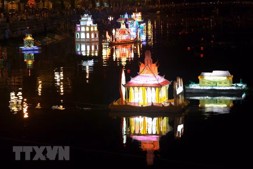 On this occasion, Khmer people provide offerings of farm products to thank the God’s blessing for favourable weather and their bountiful harvest. (Photo: VNA)