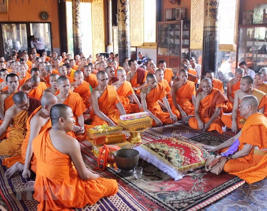 The Kathina (robe offering) spanning October 18-19, is one of the official tradition rituals of Theravada Buddhism, during which Buddhist followers donate new robes to the monks with a hope that both devotees and recipients will gain merits. (Photo: VNA)