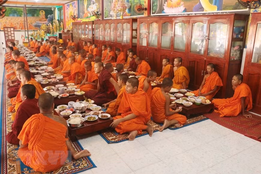 Sene Dolta festival is a major event of the Khmer ethnic group to remember their ancestors, with both traditional rituals and social activities (Photo: VNA)