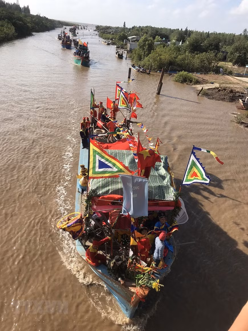 Nghinh Ong (Whale Worship) Festival includes a procession on land and at sea followed by local residents in traditional costumes and dozens of fishing vessels. (Photo: VNA)