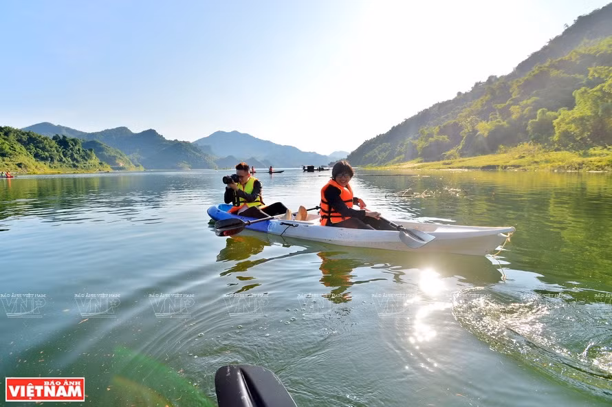 Kayaking on Hoa Binh lake in Da Bia village (Photo: VNP/VNA)