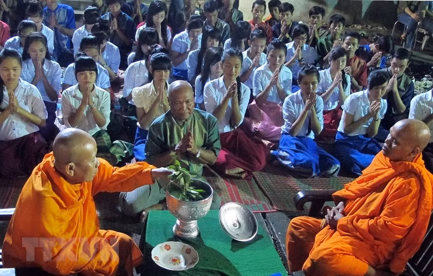 On this occasion, Khmer people provide offerings of farm products to thank the God’s blessing for favourable weather and their bountiful harvest (Photo: VNA)