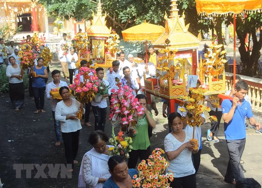 The Kathina (robe offering) spanning October 18-19, is one of the official tradition rituals of Theravada Buddhism, during which Buddhist followers donate new robes to the monks with a hope that both devotees and recipients will gain merits. (Photo: VNA)