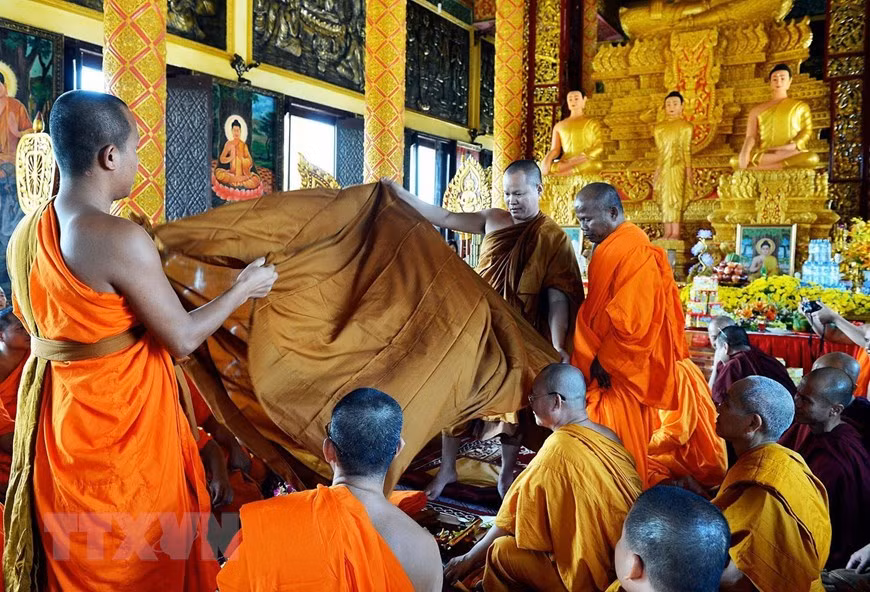 The Kathina (robe offering) spanning October 18-19, is one of the official tradition rituals of Theravada Buddhism, during which Buddhist followers donate new robes to the monks with a hope that both devotees and recipients will gain merits. (Photo: VNA)
