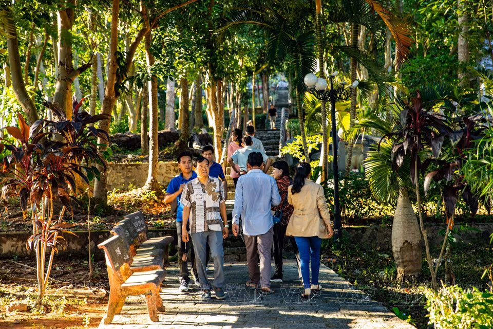 The temple attracts large crowds of visitors. (Photo: VNP/VNA)