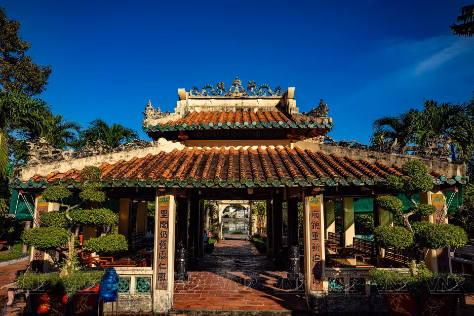 Mac Cuu Temple is built in a three-compartment architectural style, with a three-door gate at the front leading to a small communal house and the main temple area. (Photo: VNP/VNA)