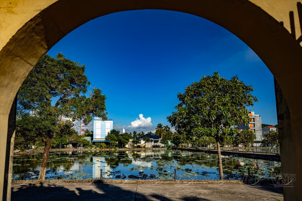 The lotus pond at the front of the temple (Photo: VNP/VNA)
