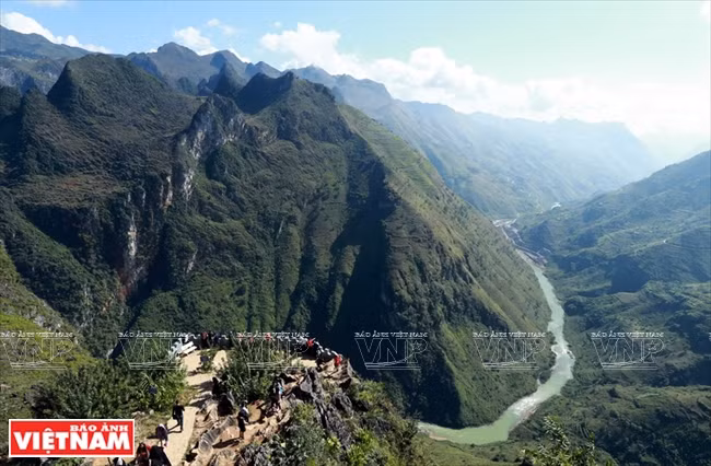 The Ma Pi Leng Pass, 1,600-1,800m above sea level, is one of the most dangerous passes in the north. (Photo: VNA)