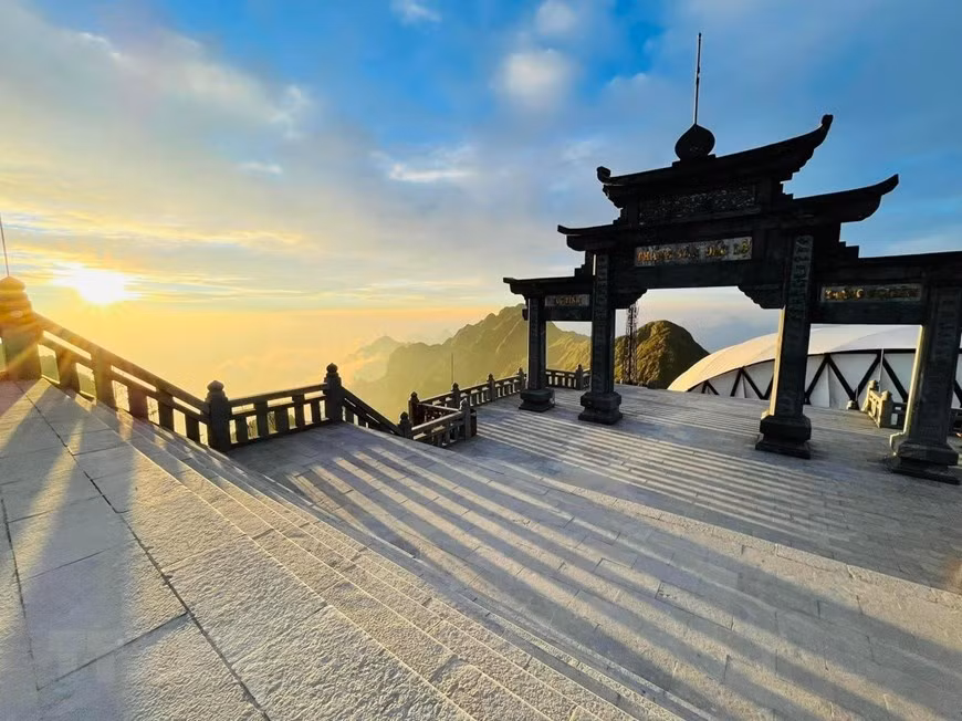 Snow covers the top of the highest mountain in Vietnam, creating a beautiful scene in the tropical country. (Photo: VNA)