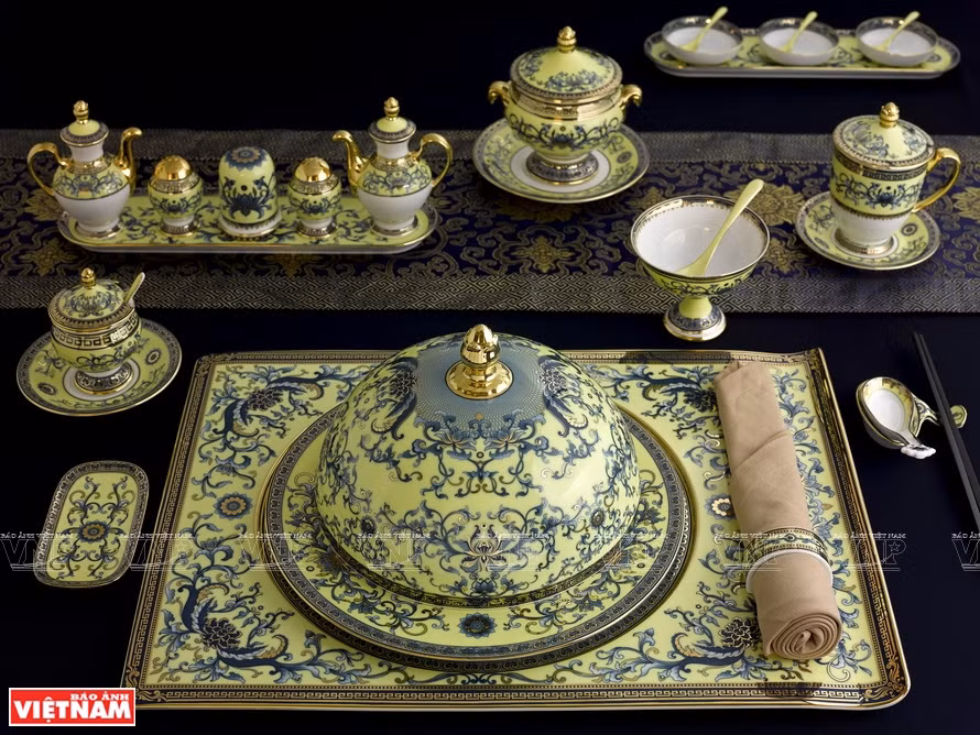 A royal tea set is a high-class product made by Minh Long ceramic artists. (Photo: VNA)