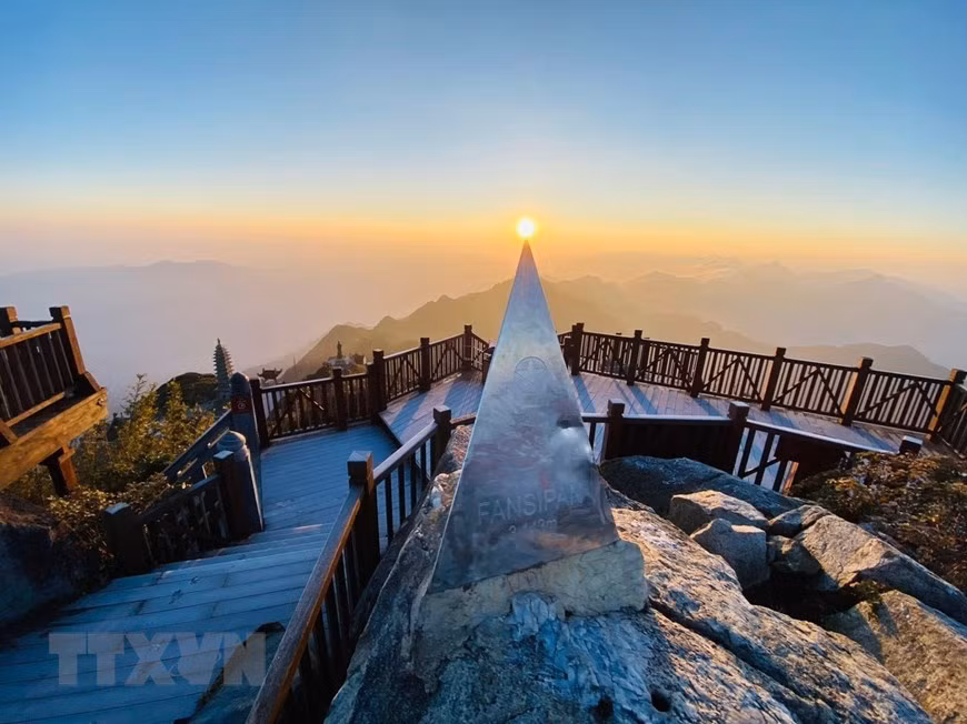 Fansipan Mountain in Lao Cai Province is blanketed in snow as temperatures plummeted in the north of Vietnam. (Photo: VNA)