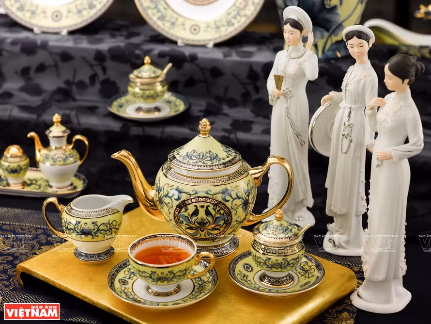 A set of teapots with gold motifs served at the banquet for leaders of 21 countries during APEC 2017. (Photo: VNA)