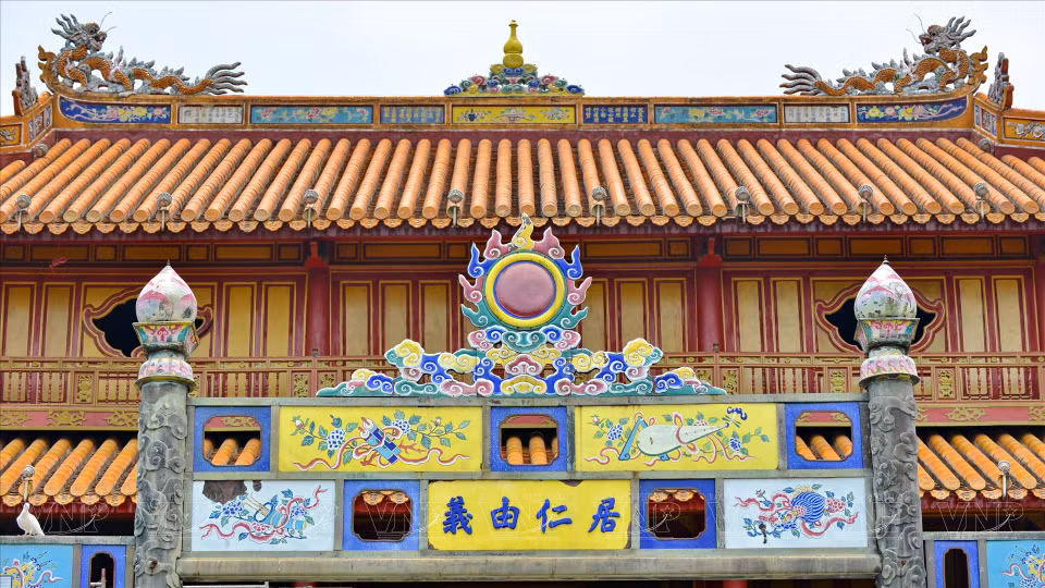 The use of yellow and green ceramic glazed tiles laid in a Yin-Yang style in maintenance and repair has returned shimmering and magnificent beauty to the architectural works of the Nguyen Dynasty. (Photo: VNP)