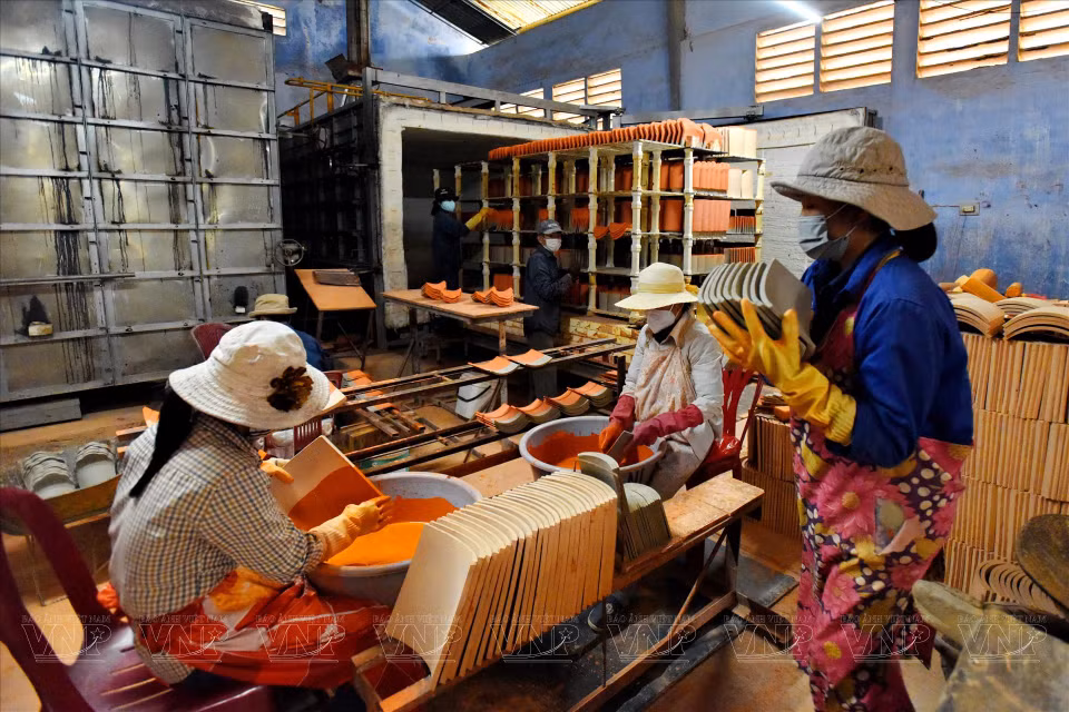 Dang Uyen’s ancient ceramic tile workshop contributes to preserving and developing the profession of Hue royal tile-making. (Photo: VNP)