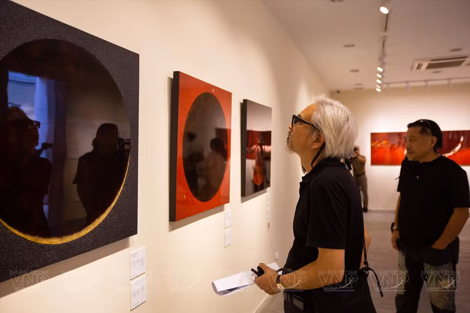 Art lovers at Ando Saeko’s lacquer painting exhibition entitled “Moon”. (Photo: VNP/VNA)