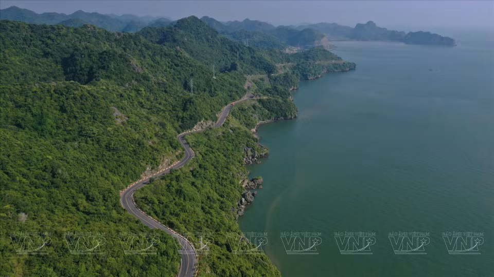 The beautiful coastal cross-island road on Cat Ba Island (Photo: VNP/VNA)