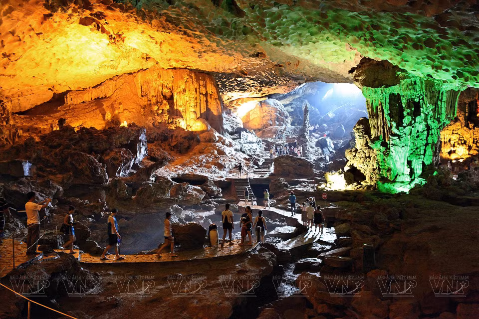 Tourists explore Sung Sot Cave (cave of surprise). (Photo: VNP/VNA)