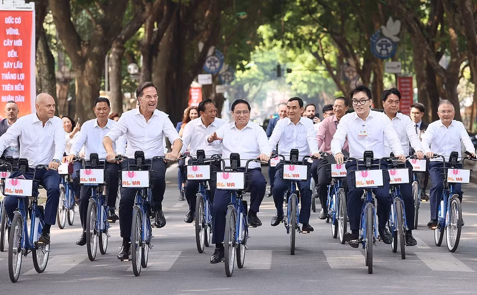 Prime Minister Pham Minh Chinh and Dutch Prime Minister Mark Rutte on Hanoi’s streets. (Photo: VNA)