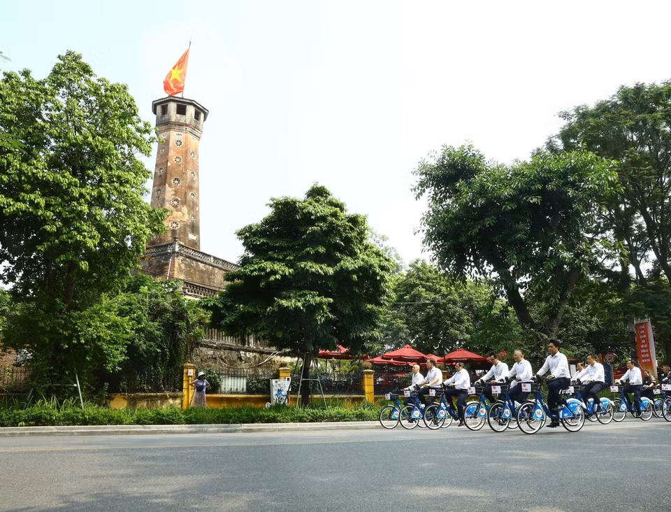Bicycles are a popular and familiar means of transport in both Vietnam and the Netherlands. It is a simple past-time, demonstrating an energy-conscious lifestyle and harmony with nature, and is part of the daily life of Dutch people. (Photo: VNA)