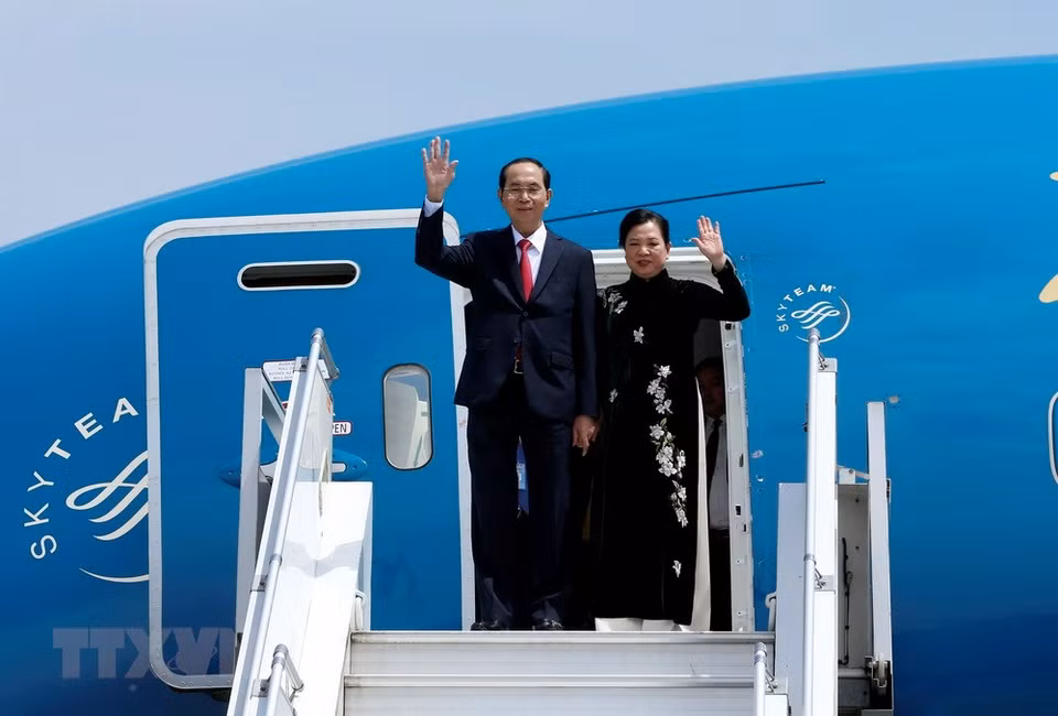 President Tran Dai Quang and his spouse arrives at Bole International Airport in Addis Ababa city, Ethiopia (Source: VNA)