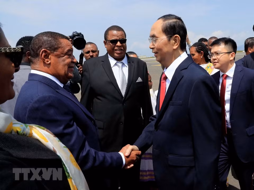 President of Ethiopia Mulatu Teshome welcomes President Tran Dai Quang at Bole International Airport in Addis Ababa city (Source: VNA)