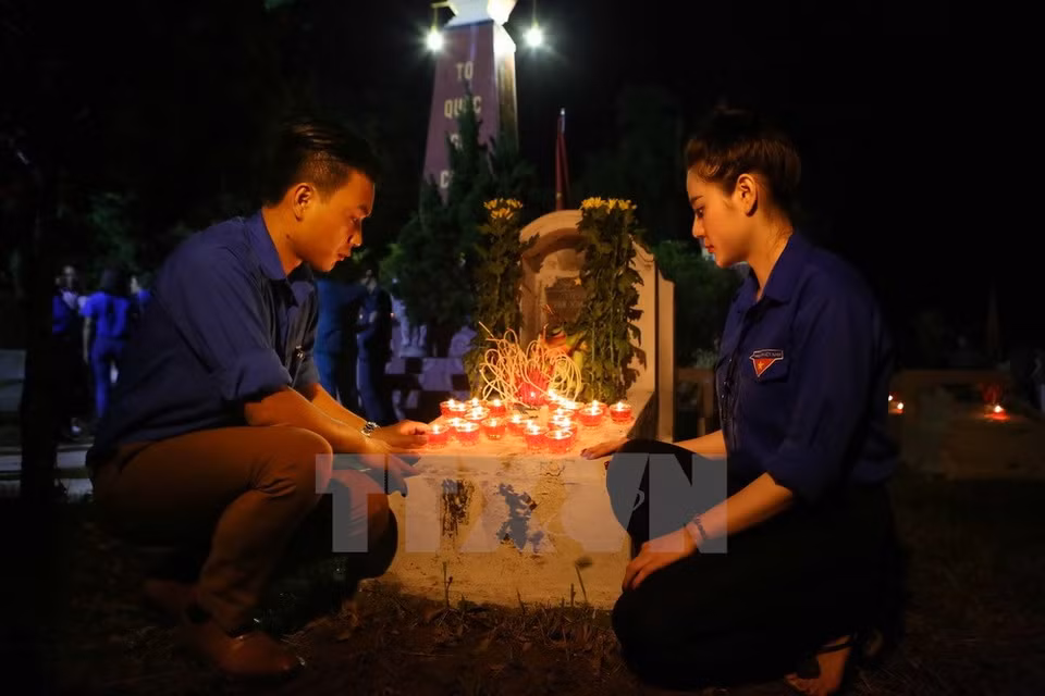 The Ho Chi Minh Youth Union of Vietnam News Agency holds a candle-lighting ceremony in Hanoi's Chuong My district to commemorate heroes and martyrs (Source: VNA) 