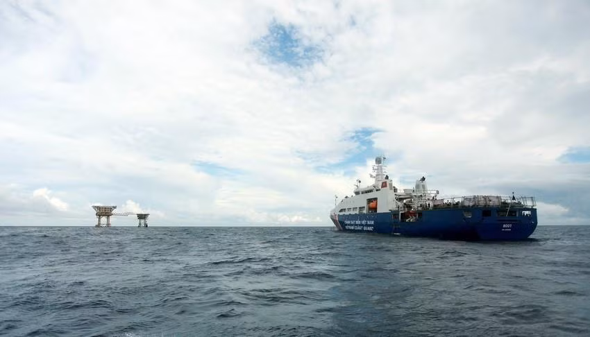 Coast Guard Ship 8001 goes patrol in DK1/15 platform area (Photo: VNA)